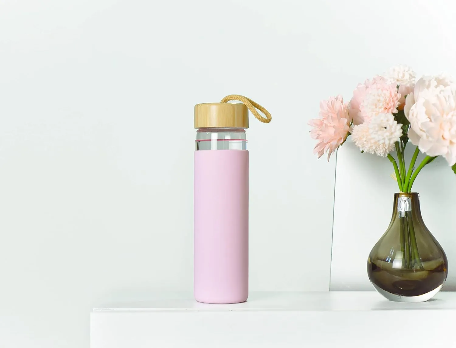 20 Oz Borosilicate Glass Water Bottle with Bamboo Lid and Silicone Sleeve – Reusable BPA Free Drinking Bottle with Lids - Cute Bottle for Women - Glass Shaker Bottle (Lavender Pink)